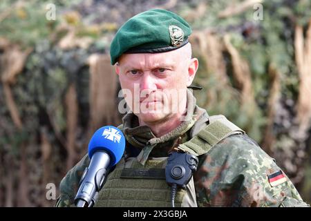 Brigadegeneral Alexander Krone Kommandeur der Panzergrenadierbrigade 37 Freistaat Sachsen das Bild zeigen Brigadegeneral Alexander Krone, Kommandeur der Panzergrenadierbrigade 37 Freistaat Sachsen , während der Übung Wettiner Schwert im Gefechtsübungszentrum des Heeres in der Letzlinger Heide. Diese Übung gehört zur deutschen Übungsreihe Quadriga, welcher wiederum in die NATO-Übung Standhaft Defender eingebunden ist. General Krone ist als neuer Kommandeur der Kommando Spezial Kräfte, kurz KSK im Gespräch. Letzlingen Sachsen-Anhalt Deutschland *** Brigadegeneral Alexander Krone Kommandeur von Panze Stockfoto