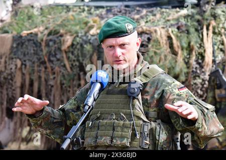 Brigadegeneral Alexander Krone Kommandeur der Panzergrenadierbrigade 37 Freistaat Sachsen das Bild zeigen Brigadegeneral Alexander Krone, Kommandeur der Panzergrenadierbrigade 37 Freistaat Sachsen , während der Übung Wettiner Schwert im Gefechtsübungszentrum des Heeres in der Letzlinger Heide. Diese Übung gehört zur deutschen Übungsreihe Quadriga, welcher wiederum in die NATO-Übung Standhaft Defender eingebunden ist. General Krone ist als neuer Kommandeur der Kommando Spezial Kräfte, kurz KSK im Gespräch. Letzlingen Sachsen-Anhalt Deutschland *** Brigadegeneral Alexander Krone Kommandeur von Panze Stockfoto