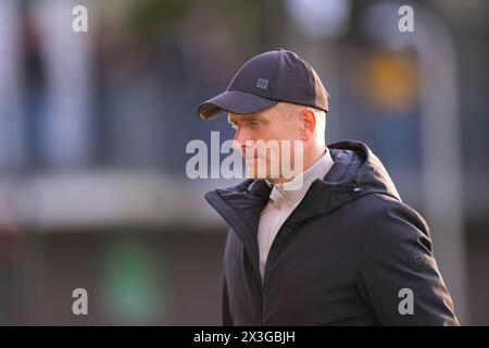 Amsterdam, Niederlande. April 2024. AMSTERDAM, NIEDERLANDE - 26. APRIL: BAS Sibum Trainer/Trainer von Roda JC sieht beim niederländischen Keuken Kampioen Divisie Spiel zwischen Jong Ajax und Roda JC im Sportpark de toekomst am 26. April 2024 in Amsterdam, Niederlande, an. (Foto von Jan Mulder/Orange Pictures) Credit: Orange Pics BV/Alamy Live News Stockfoto