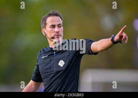 Amsterdam, Niederlande. April 2024. AMSTERDAM, NIEDERLANDE - 26. APRIL: Martin Perez Schiedsrichter im Kampf beim niederländischen Keuken Kampioen Divisie Spiel zwischen Jong Ajax und Roda JC im Sportpark de toekomst am 26. April 2024 in Amsterdam, Niederlande. (Foto von Jan Mulder/Orange Pictures) Credit: Orange Pics BV/Alamy Live News Stockfoto