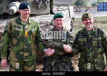 Brigadegeneral Alexander Krone mitte Kommandeur der Panzergrenadierbrigade 37 Freistaat Sachsen das Bild zeigen Brigadegeneral Alexander Krone, Kommandeur der Panzergrenadierbrigade 37 Freistaat Sachsen , während der Übung Wettiner Schwert im Gefechtsübungszentrum des Heeres in der Letzlinger Heide. Diese Übung gehört zur deutschen Übungsreihe Quadriga, welcher wiederum in die NATO-Übung Standhaft Defender eingebunden ist. Mitte im Bild: Brigadegeneral Alexander Krone, Kommandeur PzGrenBrig 37 Links im Bild: General Terje Bruoygard, Kommander des norwegischen Telemark Bataillon Rechts im Bild: Stockfoto