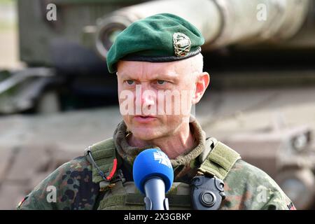 Brigadegeneral Alexander Krone Kommandeur der Panzergrenadierbrigade 37 Freistaat Sachsen das Bild zeigen Brigadegeneral Alexander Krone, Kommandeur der Panzergrenadierbrigade 37 Freistaat Sachsen , während der Übung Wettiner Schwert im Gefechtsübungszentrum des Heeres in der Letzlinger Heide. Diese Übung gehört zur deutschen Übungsreihe Quadriga, welcher wiederum in die NATO-Übung Standhaft Defender eingebunden ist. General Krone ist als neuer Kommandeur der Kommando Spezial Kräfte, kurz KSK im Gespräch. Letzlingen Sachsen-Anhalt Deutschland *** Brigadegeneral Alexander Krone Kommandeur von Panze Stockfoto