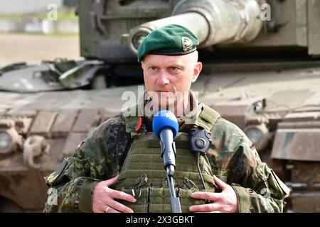 Brigadegeneral Alexander Krone Kommandeur der Panzergrenadierbrigade 37 Freistaat Sachsen das Bild zeigen Brigadegeneral Alexander Krone, Kommandeur der Panzergrenadierbrigade 37 Freistaat Sachsen , während der Übung Wettiner Schwert im Gefechtsübungszentrum des Heeres in der Letzlinger Heide. Diese Übung gehört zur deutschen Übungsreihe Quadriga, welcher wiederum in die NATO-Übung Standhaft Defender eingebunden ist. General Krone ist als neuer Kommandeur der Kommando Spezial Kräfte, kurz KSK im Gespräch. Letzlingen Sachsen-Anhalt Deutschland *** Brigadegeneral Alexander Krone Kommandeur von Panze Stockfoto