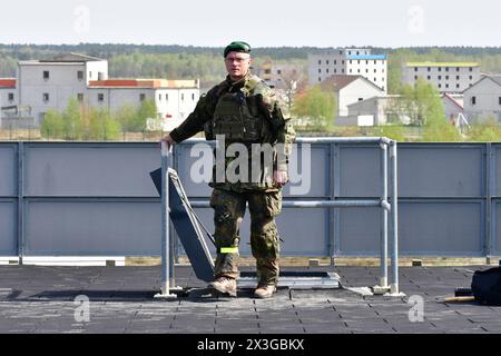 Brigadegeneral Alexander Krone Kommandeur der Panzergrenadierbrigade 37 Freistaat Sachsen das Bild zeigen Brigadegeneral Alexander Krone, Kommandeur der Panzergrenadierbrigade 37 Freistaat Sachsen , während der Übung Wettiner Schwert im Gefechtsübungszentrum des Heeres in der Letzlinger Heide. Diese Übung gehört zur deutschen Übungsreihe Quadriga, welcher wiederum in die NATO-Übung Standhaft Defender eingebunden ist. General Krone ist als neuer Kommandeur der Kommando Spezial Kräfte, kurz KSK im Gespräch. Letzlingen Sachsen-Anhalt Deutschland *** Brigadegeneral Alexander Krone Kommandeur von Panze Stockfoto