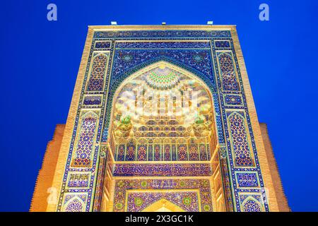 Guri Amir oder Gur Emir ist ein Mausoleum des mongolischen Eroberers Amir Temur oder Tamerlane in Samarkand, Usbekistan bei Nacht Stockfoto
