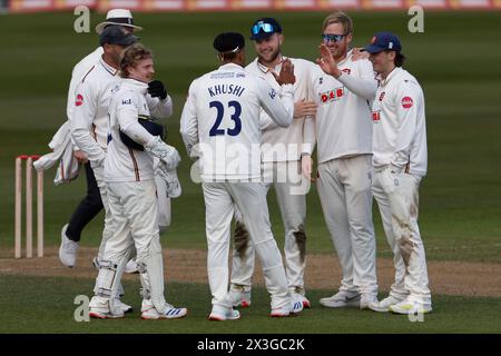 Essex' Simon Hamer feiert mit seinen Teamkollegen nach dem Bowling von Durham's Graham Clark während des LV= County Championship-Spiels zwischen Durham County Cricket Club und Essex am 26. April 2024 im Seat Unique Riverside, Chester le Street. (Foto: Mark Fletcher | MI News) Credit: MI News & Sport /Alamy Live News Stockfoto