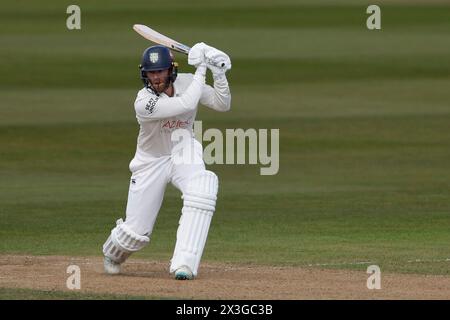 Durham's Graham Clark trat am Freitag, den 26. April 2024, im Seat Unique Riverside, Chester le Street beim LV= County Championship-Spiel zwischen Durham County Cricket Club und Essex an. (Foto: Mark Fletcher | MI News) Credit: MI News & Sport /Alamy Live News Stockfoto
