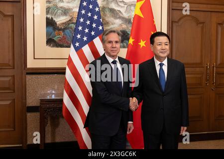 Peking, China. April 2024. US-Außenminister Tony Blinken, links, wird vom chinesischen Minister für öffentliche Sicherheit Wang Xiaohong, rechts, begrüßt, bevor ihr bilaterales Treffen im Diaoyutai State Guesthouse am 26. April 2024 in Peking, China, beginnt. Foto: Chuck Kennedy/US State Department/Alamy Live News Stockfoto