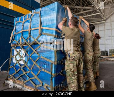 Homestead, Usa. April 2024. Ladungsträger der US-Luftwaffe sichern Paletten mit humanitärer Hilfe und medizinischer Versorgung für Haiti, bevor sie in die Frachtbucht eines Air Force C-130J Super Hercules-Flugzeugs auf der Homestead Air Reserve Base am 26. April 2024 in Homestead, Florida, verladen werden. Die Hilfsgüter der NGO wurden nach Port-au-Prince geliefert. Kredit: TSgt. Lionel Castellano/US Luftwaffe Foto/Alamy Live News Stockfoto