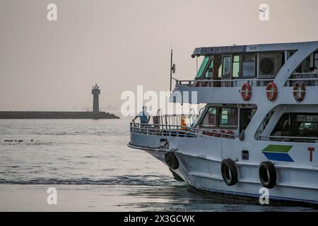 Istanbul, Türkei. April 2024. Eine Silhouette eines Mannes, der vorne am Beifahrermotor steht. Ein Überlauf des Wüstenstaubs betraf einen großen Teil der Türkei, einschließlich Istanbul, wo die Sichtverhältnisse und die Luftqualität abnahmen. (Foto: Onur Dogman/SOPA Images/SIPA USA) Credit: SIPA USA/Alamy Live News Stockfoto