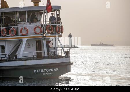 Istanbul, Türkei. April 2024. Leute, die auf dem offenen Bereich der Fähre stehen, die sich dem Kadikoy-Pier nähert. Ein Überlauf des Wüstenstaubs betraf einen großen Teil der Türkei, einschließlich Istanbul, wo die Sichtverhältnisse und die Luftqualität abnahmen. (Foto: Onur Dogman/SOPA Images/SIPA USA) Credit: SIPA USA/Alamy Live News Stockfoto