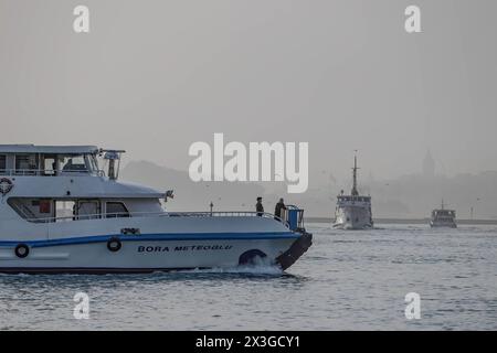 Istanbul, Türkei. April 2024. Galata Tower im Hintergrund mit dem Passagierboot. Ein Überlauf des Wüstenstaubs betraf einen großen Teil der Türkei, einschließlich Istanbul, wo die Sichtverhältnisse und die Luftqualität abnahmen. (Foto: Onur Dogman/SOPA Images/SIPA USA) Credit: SIPA USA/Alamy Live News Stockfoto