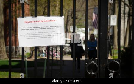 Harvard Yard Ist Geschlossen. Die Harvard University hat den Zugang zu Harvard Yard im Zentrum des Campus in Cambridge, MA, USA, eingeschränkt. Die Eingänge wurden für nicht-Harvard-ID-Inhaber gesperrt, da große propalästinensische Studentendemonstrationen bevorstehen. Schilder an einem der kleineren Eingänge zur Universität auf der Massachusetts Avenue. Im Hintergrund hat eine Gruppe Zelte vor einer Statue von John Harvard in der Mitte des Hofes errichtet. Quelle: Chuck Nacke / Alamy Live News Stockfoto