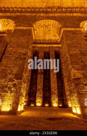 Die Antike Stadt Dara. Mesopotamien. Mardin, Türkei. Dara Ancient City, eine der wichtigsten Siedlungen Mesopotamiens. Die alte Wasserzisterne, was Stockfoto