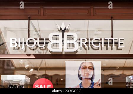 WERNIGERODE, DEUTSCHLAND - 5. September 2023: BIJOU BRIGITTE Sign Logo auf einer Fassade eines Hauses in Wernigerode. BB Bijou Brigitte Juwelenboutique o Stockfoto