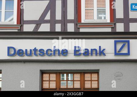 WERNIGERODE, DEUTSCHLAND - 5. September 2023: Logo der DEUTSCHEN BANK auf der Fassade eines Hauses in Wernigerode. Stockfoto