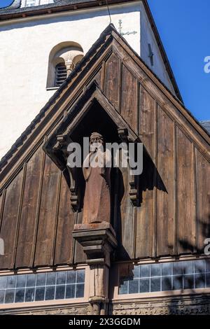 WERNIGERODE, DEUTSCHLAND - 5. September 2023: Geschnitzte Holzfigur einer Darstellung der Figur Johannes des Täufers von Karl-Heinz Ziomek unter einer Veranda Stockfoto
