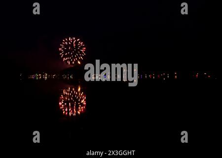 Feuerwerk spiegelt sich im See. Aufgenommen in Washburn County, Wisconsin Stockfoto