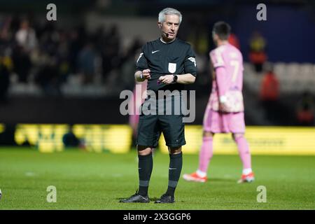 London, Großbritannien. April 2024. Schiedsrichter Darren Bond während des Spiels der Queens Park Rangers FC gegen Leeds United FC SKY Bet EFL Championship im MATRADE Loftus Road Stadium, London, England, Großbritannien am 26. April 2024 Credit: Every Second Media/Alamy Live News Stockfoto