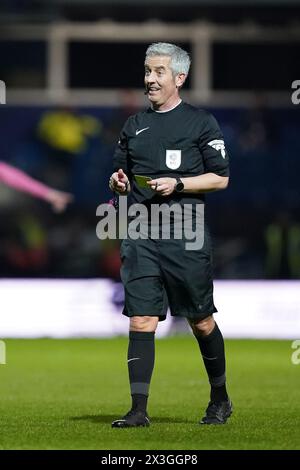 London, Großbritannien. April 2024. Schiedsrichter Darren Bond während des Spiels der Queens Park Rangers FC gegen Leeds United FC SKY Bet EFL Championship im MATRADE Loftus Road Stadium, London, England, Großbritannien am 26. April 2024 Credit: Every Second Media/Alamy Live News Stockfoto