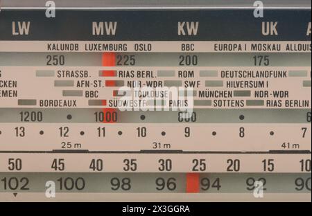 HUETTENBERG, DEUTSCHLAND - 03. März 2024: Retro-Nahaufnahme eines SCHAUB LORENZ Touring 60 tragbaren Vintage Radio-Displays mit europäischem ci Stockfoto