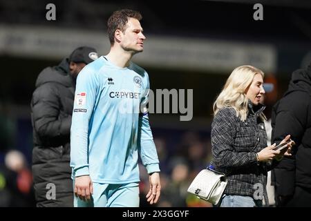 London, Großbritannien. April 2024. Asmir Begović von Queens Park Rangers nach dem Spiel der Queens Park Rangers FC gegen Leeds United FC SKY Bet EFL Championship im MATRADE Loftus Road Stadium, London, England, Großbritannien am 26. April 2024 Credit: Every Second Media/Alamy Live News Stockfoto