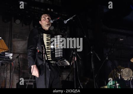 Newcastle, UK - die schottische Musikerin Callum Easter unterstützt Nadine Shah im Boiler Shop am ersten Abend ihrer UK-Tour. Foto: Jill O'Donnell/Alamy Live News Stockfoto