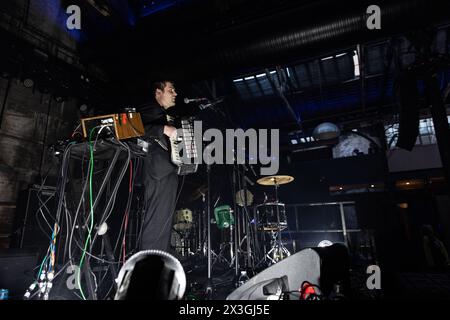 Newcastle, UK - die schottische Musikerin Callum Easter unterstützt Nadine Shah im Boiler Shop am ersten Abend ihrer UK-Tour. Foto: Jill O'Donnell/Alamy Live News Stockfoto