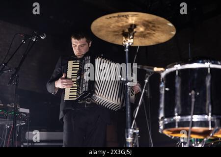 Newcastle, UK - die schottische Musikerin Callum Easter unterstützt Nadine Shah im Boiler Shop am ersten Abend ihrer UK-Tour. Foto: Jill O'Donnell/Alamy Live News Stockfoto