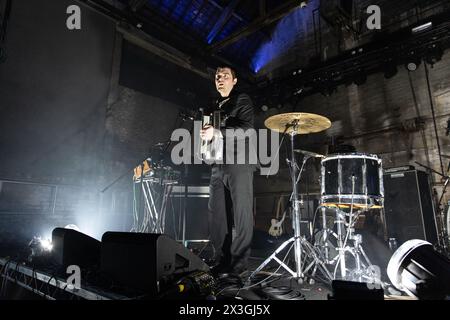 Newcastle, UK - die schottische Musikerin Callum Easter unterstützt Nadine Shah im Boiler Shop am ersten Abend ihrer UK-Tour. Foto: Jill O'Donnell/Alamy Live News Stockfoto