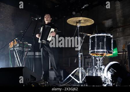 Newcastle, UK - die schottische Musikerin Callum Easter unterstützt Nadine Shah im Boiler Shop am ersten Abend ihrer UK-Tour. Foto: Jill O'Donnell/Alamy Live News Stockfoto