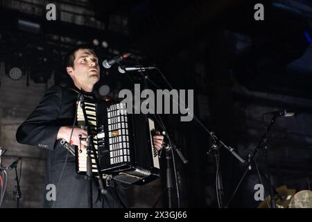 Newcastle, UK - die schottische Musikerin Callum Easter unterstützt Nadine Shah im Boiler Shop am ersten Abend ihrer UK-Tour. Foto: Jill O'Donnell/Alamy Live News Stockfoto