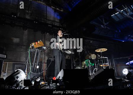 Newcastle, UK - die schottische Musikerin Callum Easter unterstützt Nadine Shah im Boiler Shop am ersten Abend ihrer UK-Tour. Foto: Jill O'Donnell/Alamy Live News Stockfoto