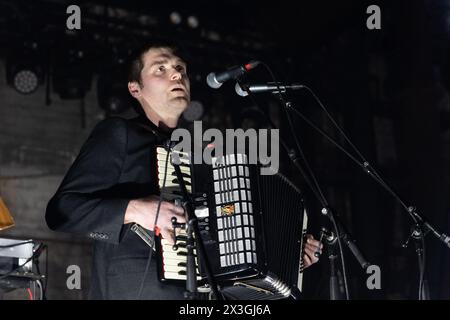 Newcastle, UK - die schottische Musikerin Callum Easter unterstützt Nadine Shah im Boiler Shop am ersten Abend ihrer UK-Tour. Foto: Jill O'Donnell/Alamy Live News Stockfoto