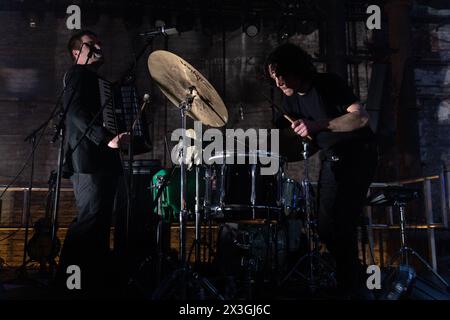 Newcastle, UK - die schottische Musikerin Callum Easter unterstützt Nadine Shah im Boiler Shop am ersten Abend ihrer UK-Tour. Foto: Jill O'Donnell/Alamy Live News Stockfoto