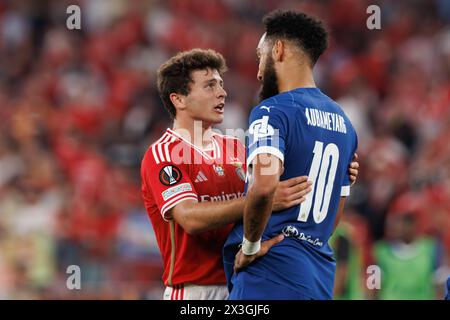 Joao Neves, Pierre-Emeric Aubameyang während des Spiels der UEFA Europa League zwischen SL Benfica und Olympique de Marseille im Estadio da Luz, Lissabon, Portugal. Stockfoto