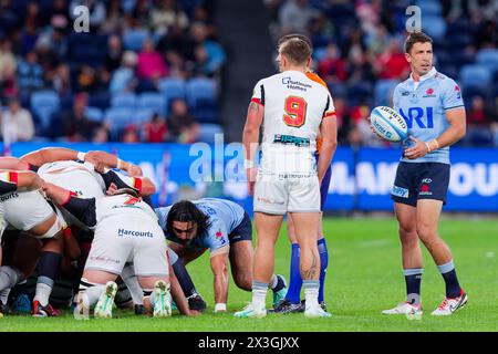 Sydney, Australien. April 2024. Jake Gordon von den Waratahs bereitet sich darauf vor, den Ball während des Super Rugby Pacific 2024 RD10-Spiels zwischen den Waratahs und den Chiefs im Allianz Stadium am 26. April 2024 in Sydney, Australien, zu füttern Credit: IOIO IMAGES/Alamy Live News Stockfoto