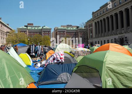 Zelte werden in einem pro-palästinensischen Lager der Columbia University gesehen. Pro-palästinensische Demonstranten versammelten sich auf dem Rasen der Columbia University in Manhattan, New York City und verurteilten die Militäroperationen der israelischen Streitkräfte in Gaza. Seit vergangener Woche haben Studenten und palästinensische Aktivisten der Columbia University einen Sit-in-Protest auf dem Campus abgehalten und ein "Gaza Solidarity Encamp" gebildet. An anderen Universitäten in New York City sowie an landesweiten Universitäten zur Unterstützung Palästinas wurden Camps gebildet. Es laufen Verhandlungen zwischen Studenten der Columbia University und t Stockfoto