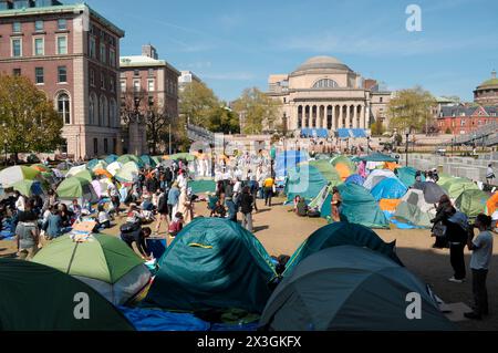 Demonstranten werden in einem pro-palästinensischen Lager der Columbia University gesehen. Pro-palästinensische Demonstranten versammelten sich auf dem Rasen der Columbia University in Manhattan, New York City und verurteilten die Militäroperationen der israelischen Streitkräfte in Gaza. Seit vergangener Woche haben Studenten und palästinensische Aktivisten der Columbia University einen Sit-in-Protest auf dem Campus abgehalten und ein "Gaza Solidarity Encamp" gebildet. An anderen Universitäten in New York City sowie an landesweiten Universitäten zur Unterstützung Palästinas wurden Camps gebildet. Es laufen Verhandlungen zwischen Studenten an der Columbia University Stockfoto