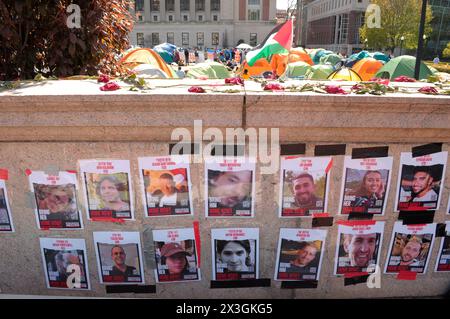 Plakate mit Fotos von von von der Hamas entführten Personen sind in der Nähe eines pro-palästinensischen Lagers an der Columbia University zu sehen. Pro-palästinensische Demonstranten versammelten sich auf dem Rasen der Columbia University in Manhattan, New York City und verurteilten die Militäroperationen der israelischen Streitkräfte in Gaza. Seit vergangener Woche haben Studenten und palästinensische Aktivisten der Columbia University einen Sit-in-Protest auf dem Campus abgehalten und ein "Gaza Solidarity Encamp" gebildet. An anderen Universitäten in New York City sowie an landesweiten Universitäten zur Unterstützung Palästinas wurden Camps gebildet. Zwischen diesen Ländern laufen Verhandlungen Stockfoto