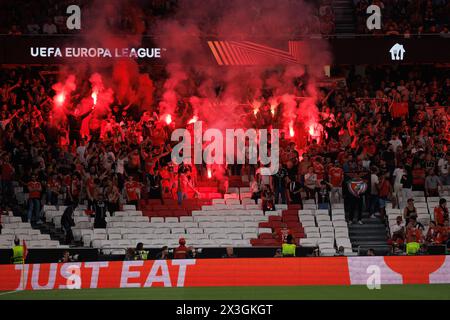 Fans beim Spiel der UEFA Europa League zwischen SL Benfica und Olympique de Marseille im Estadio da Luz, Lissabon, Portugal. (Maciej Rogowski) Stockfoto