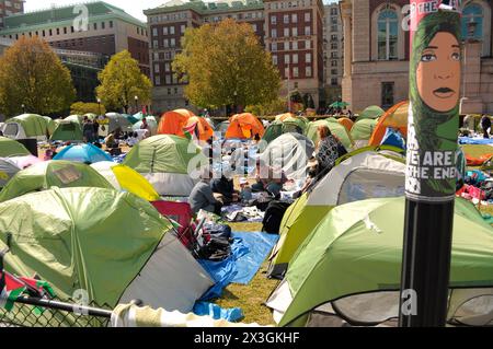 Demonstranten werden in einem pro-palästinensischen Lager der Columbia University gesehen. Pro-palästinensische Demonstranten versammelten sich auf dem Rasen der Columbia University in Manhattan, New York City und verurteilten die Militäroperationen der israelischen Streitkräfte in Gaza. Seit vergangener Woche haben Studenten und palästinensische Aktivisten der Columbia University einen Sit-in-Protest auf dem Campus abgehalten und ein "Gaza Solidarity Encamp" gebildet. An anderen Universitäten in New York City sowie an landesweiten Universitäten zur Unterstützung Palästinas wurden Camps gebildet. Es laufen Verhandlungen zwischen Studenten an der Columbia University Stockfoto