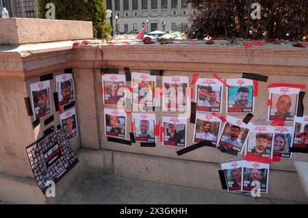 Plakate mit Fotos von von von der Hamas entführten Personen sind in der Nähe eines pro-palästinensischen Lagers an der Columbia University zu sehen. Pro-palästinensische Demonstranten versammelten sich auf dem Rasen der Columbia University in Manhattan, New York City und verurteilten die Militäroperationen der israelischen Streitkräfte in Gaza. Seit vergangener Woche haben Studenten und palästinensische Aktivisten der Columbia University einen Sit-in-Protest auf dem Campus abgehalten und ein "Gaza Solidarity Encamp" gebildet. An anderen Universitäten in New York City sowie an landesweiten Universitäten zur Unterstützung Palästinas wurden Camps gebildet. Zwischen diesen Ländern laufen Verhandlungen Stockfoto