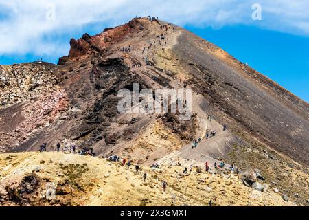 Schlange von Menschen auf der Überquerung, die vom Red Crater zu den Smaragdseen auf der Tongariro-Bergpiste absteigt Stockfoto