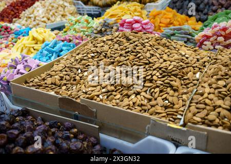 Nahaufnahme von Mandeln, getrockneten Früchten und verschiedenen Süßigkeiten zum Verkauf auf einem Markt in Tanger, Marokko. Stockfoto