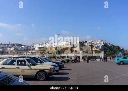 Tanger, Marokko. 6. Februar 2024 - Parkplatz am Hafen mit der Stadt im Hintergrund. Stockfoto