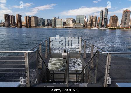 East River Ferry Überquerung von der 34th Street in Manhattan zum Hunters Point South in Queens - Blick auf Midtown Manhattan Stockfoto