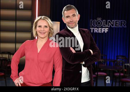 Köln, Deutschland. April 2024. Die Moderatoren Susan Link und Micky Beisenherz in ihrer WDR Talkshow Kölner Treff Credit: Horst Galuschka/dpa/Alamy Live News Stockfoto