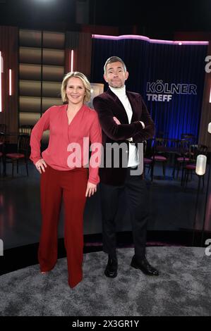 Köln, Deutschland. April 2024. Die Moderatoren Susan Link und Micky Beisenherz in ihrer WDR Talkshow Kölner Treff Credit: Horst Galuschka/dpa/Alamy Live News Stockfoto