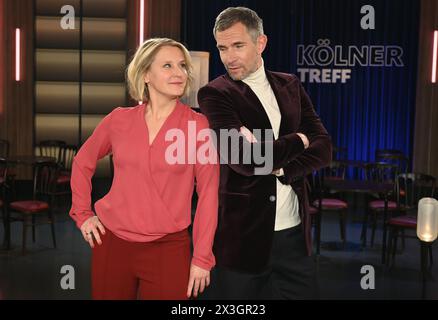 Köln, Deutschland. April 2024. Die Moderatoren Susan Link und Micky Beisenherz in ihrer WDR Talkshow Kölner Treff Credit: Horst Galuschka/dpa/Alamy Live News Stockfoto